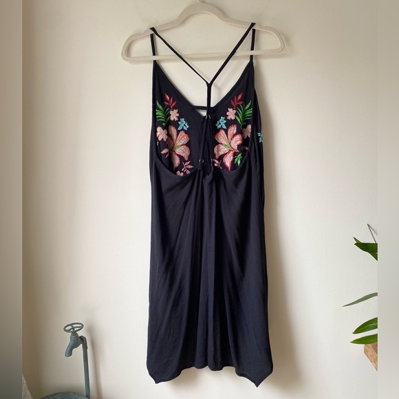 Black strappy floral embroidery asymmetric hem top - Picture 10 of 14